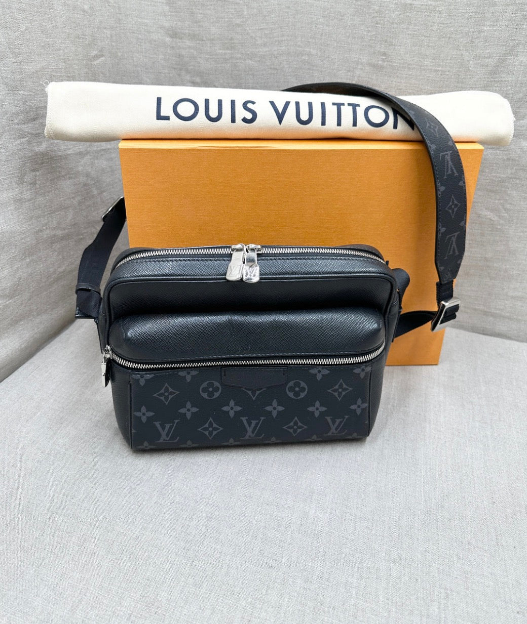 Louis Vuitton Taigarama Outdoor Messenger Unisex